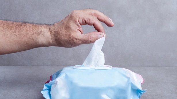 Iemand haalt vochtig doekje uit pakje